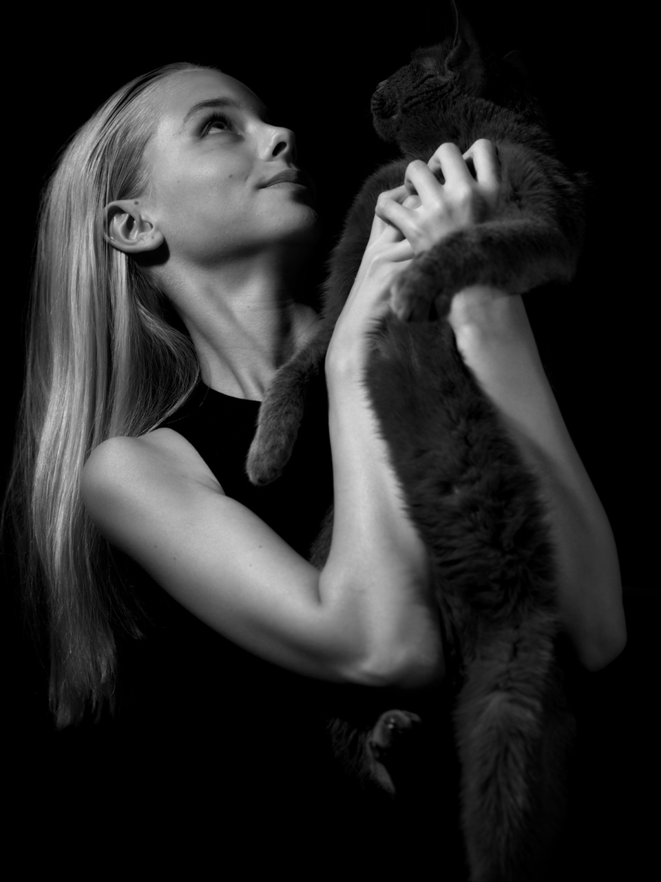 Fotografija djevojčice i mačka